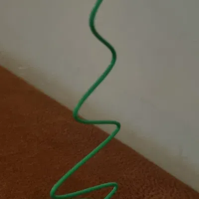 Cây thông Giáng sinh lung lay với ngôi sao trên đỉnh