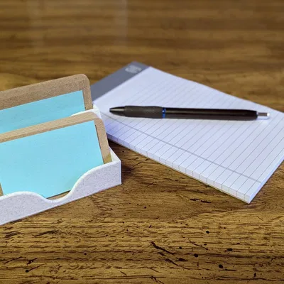 Giá đỡ danh thiếp đơn giản với hai khe cắm