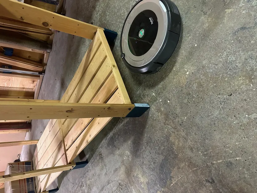 Giá đỡ nâng Ikea Gorm cho Roomba di chuyển dễ dàng - Image 1