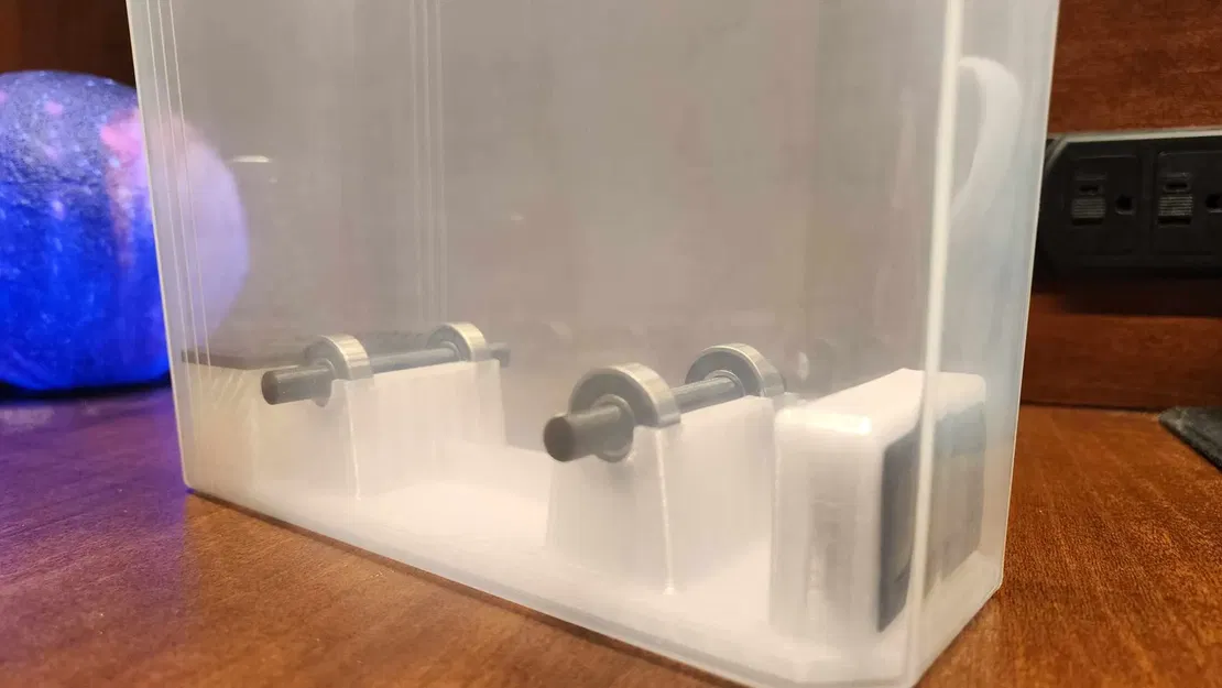 Bình chứa ngũ cốc Plastic House với giá đỡ cuộn tích hợp - Image 1