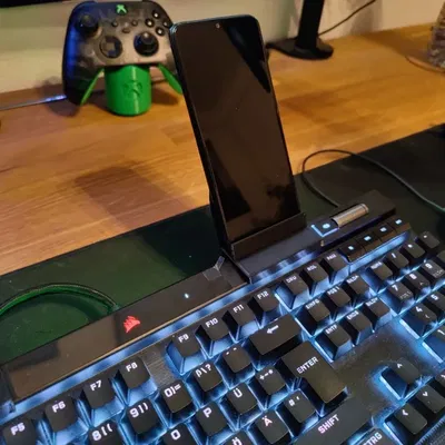 Giá đỡ điện thoại di động Corsair K100 với QI