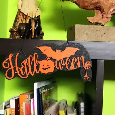Biển hiệu Halloween với hình dơi trang trí