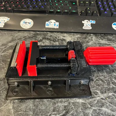 Đế gắn kẹp bàn cho máy in 3D