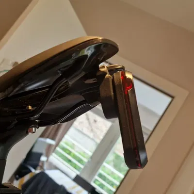 Giá đỡ yên xe Garmin Varia với hệ thống UniClip