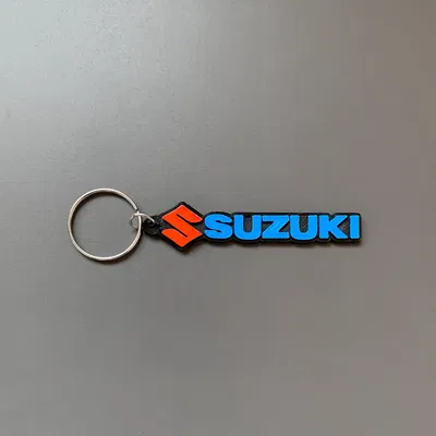 Móc khóa thương hiệu Suzuki với thiết kế đơn giản