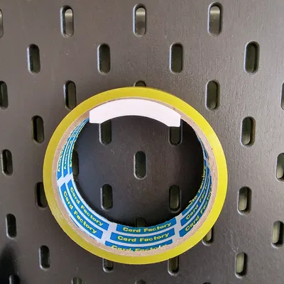 Giá đỡ băng dính đơn giản cho bảng Skadis của Ikea