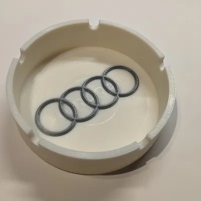 Gạt tàn thuốc lá với logo Audi 3D