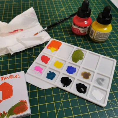 Bảng màu sơn kích thước A6 với các ngăn chứa mực riêng biệt