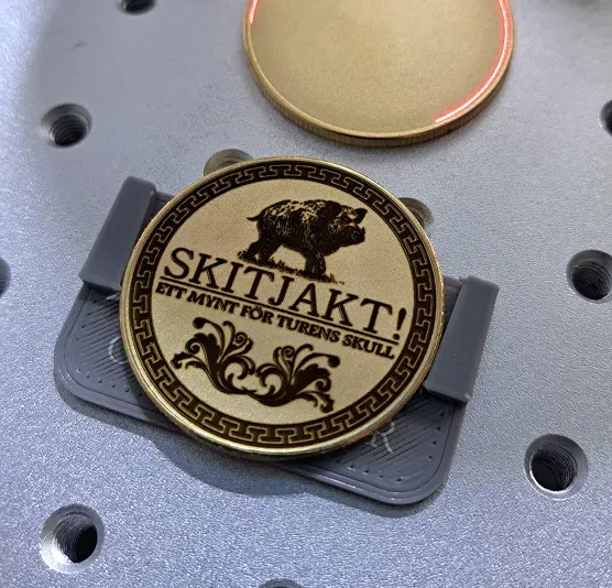 Công cụ căn chỉnh đồng xu cho khắc laser hai mặt - Image 1