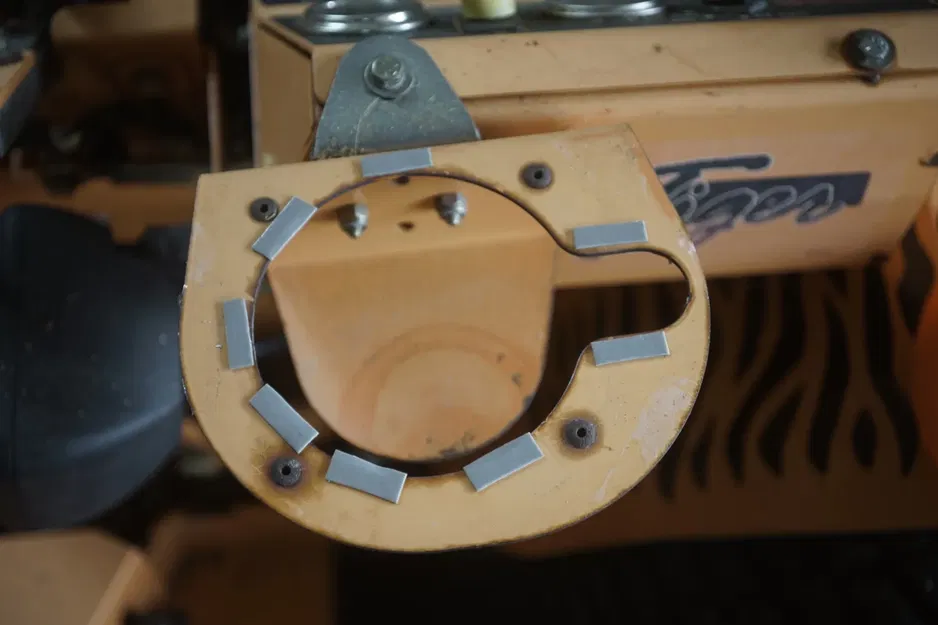 Giá đỡ điện thoại cho máy cắt cỏ Scag Turf Tiger - Image 2