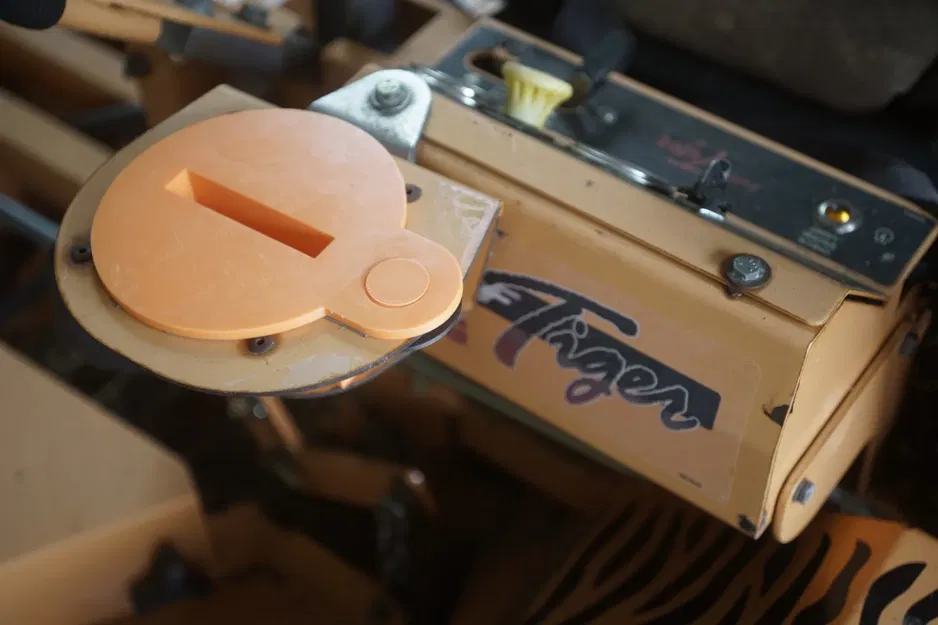 Giá đỡ điện thoại cho máy cắt cỏ Scag Turf Tiger - Image 3