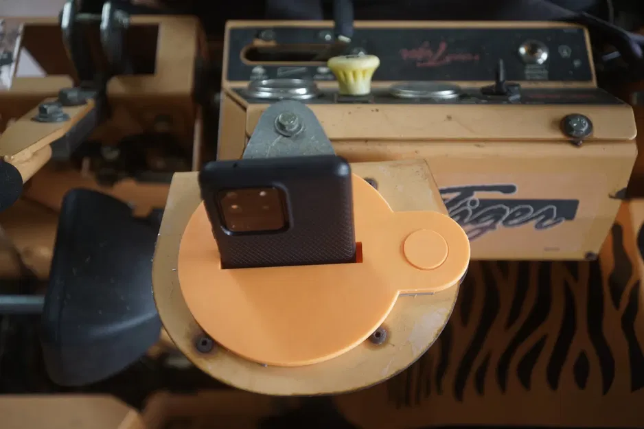 Giá đỡ điện thoại cho máy cắt cỏ Scag Turf Tiger - Image 4