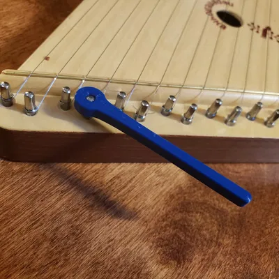 Cờ lê điều chỉnh cho đàn harp lap của nhạc sĩ