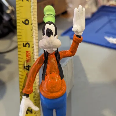 Nhân vật Goofy đang vẫy tay chào ấm áp