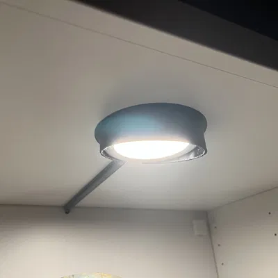 Đui đèn MITTLED của IKEA chống chói khi ngồi sofa