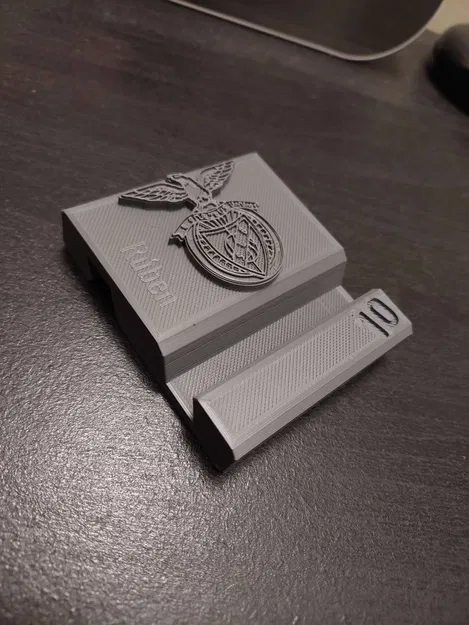 Giá đỡ điện thoại có logo đội bóng và tên cá nhân - Image 1