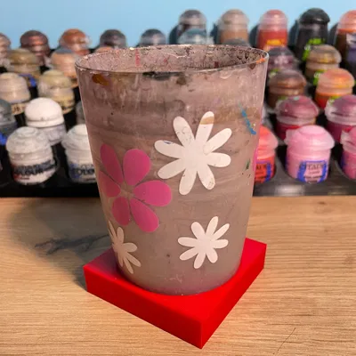 Giá đỡ cốc giúp tránh đổ nước khi vẽ tranh