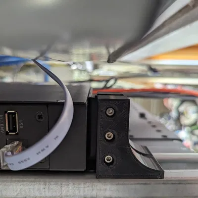 Điểm gắn 1U tương thích với giá 19" cho kênh strut 1 5/8" × 13/16