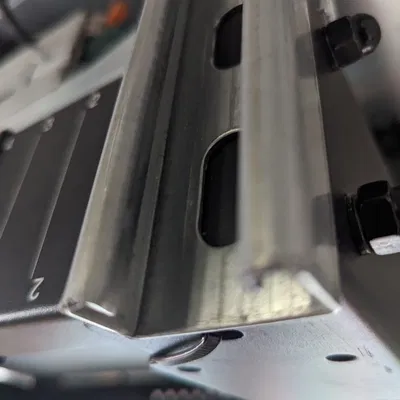 Điểm gắn 1U tương thích với giá 19" cho kênh strut 1 5/8" × 13/16