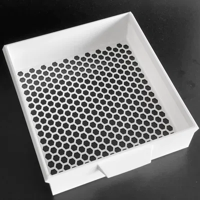 Ngăn kéo dưới bàn với thiết kế lỗ hình lục giác