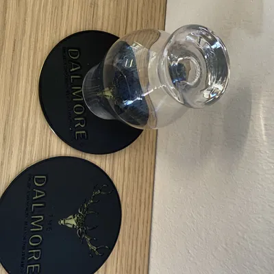 Đế lót ly hai màu với logo Dalmore