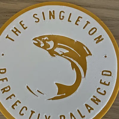 Đế lót ly hai màu với logo Singleton