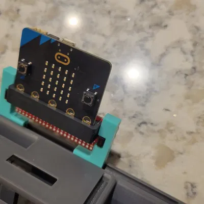 Giá đỡ cho bảng mạch micro:bit trên robot XRP