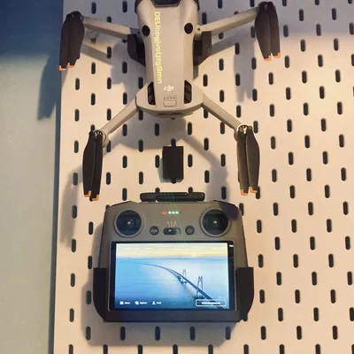 Giá đỡ lưu trữ DJI Mini 4 Pro trên giá Ikea Skadis