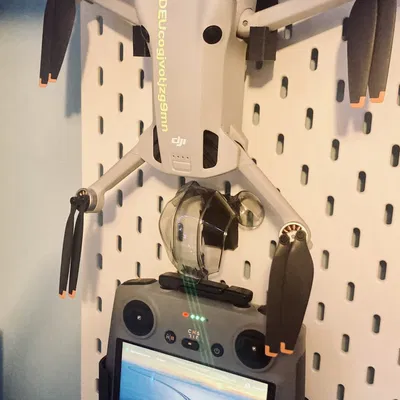 Giá đỡ lưu trữ DJI Mini 4 Pro trên giá Ikea Skadis