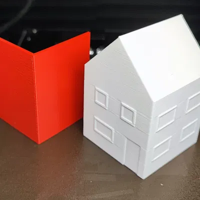 Mô hình nhà thu nhỏ với thiết kế mái và thân riêng biệt