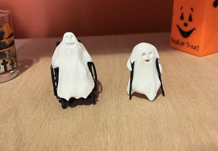 Những hồn ma ngồi xe lăn và chống nạng - Image 1