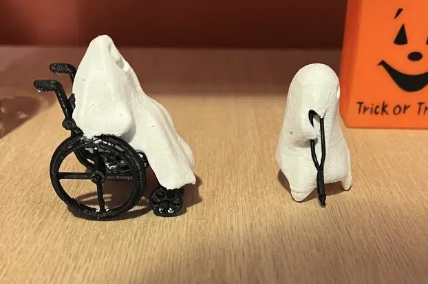 Những hồn ma ngồi xe lăn và chống nạng - Image 4