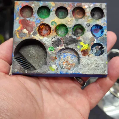 Bảng màu sơn với bộ vệ sinh cọ vẽ