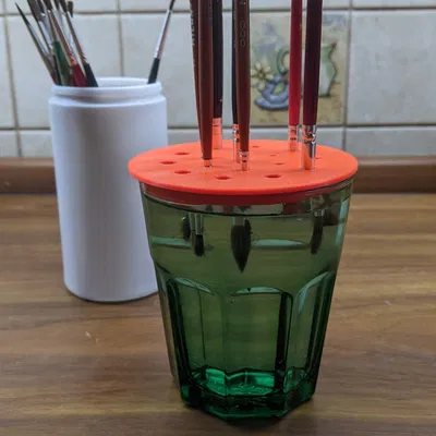 Giá đỡ cọ vẽ giúp bảo vệ lông cọ không bị cong