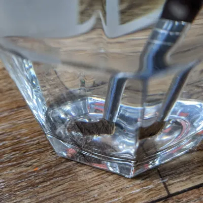 Giá đỡ cọ vẽ giúp bảo vệ lông cọ không bị cong