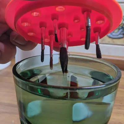 Giá đỡ cọ vẽ giúp bảo vệ lông cọ không bị cong