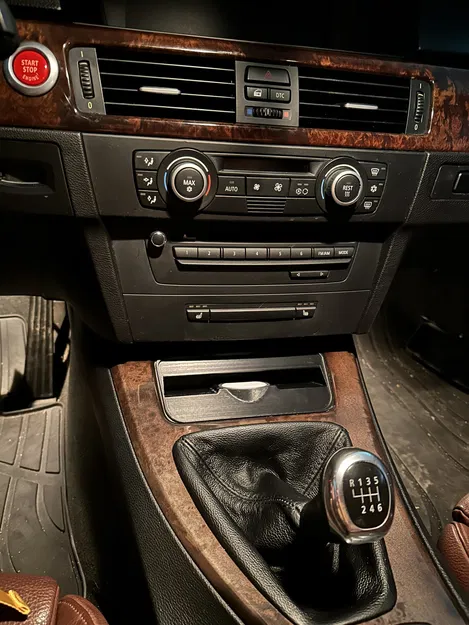 Sạc không dây BMW E9x cho iPhone 14 Pro Max với vỏ Otterbox - Image 2