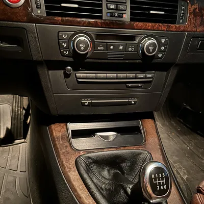 Sạc không dây BMW E9x cho iPhone 14 Pro Max với vỏ Otterbox