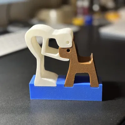 Mô hình người và chó dựa trên tranh vẽ của con gái tôi