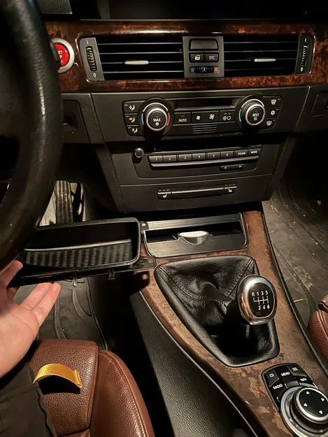 Sạc không dây BMW E9x cho iPhone 14 Pro Max với vỏ Otterbox - Image 3