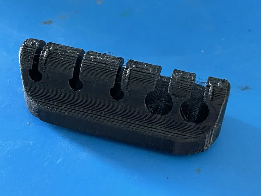 Giá đỡ cáp cho 3 cáp mỏng và 2 cáp dày - Image 1