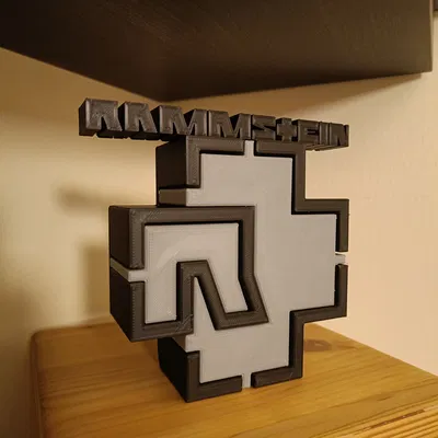 Giá đỡ đồ vật để bàn với biểu tượng Rammstein