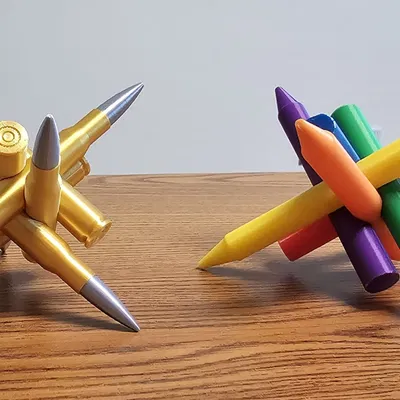 Câu đố hình trụ, viên đạn và bút sáp trên bàn làm việc