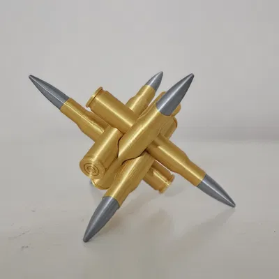 Câu đố hình trụ, viên đạn và bút sáp trên bàn làm việc