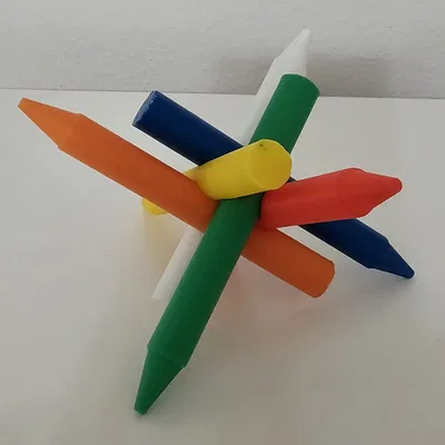 Câu đố hình trụ, viên đạn và bút sáp trên bàn làm việc