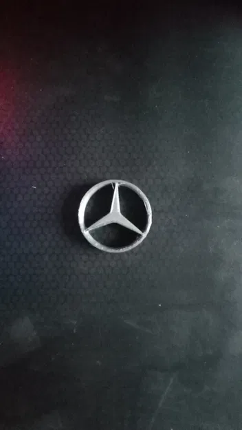 Biểu tượng Mercedes nổi bật trong thiết kế hiện đại - Image 2