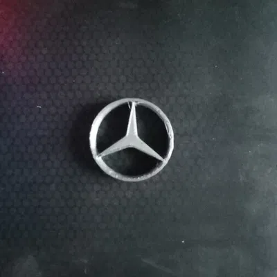 Biểu tượng Mercedes nổi bật trong thiết kế hiện đại