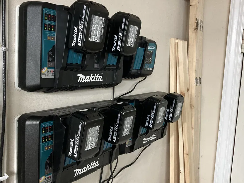 Giá treo sạc pin Makita DC18RD trên tường - Image 1