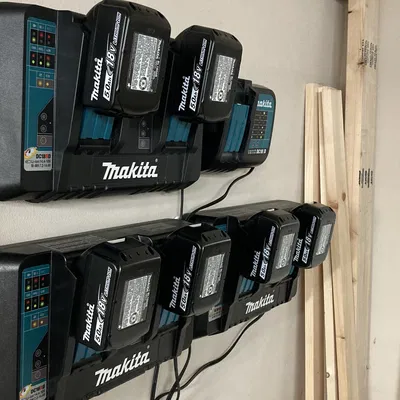 Giá treo sạc pin Makita DC18RD trên tường
