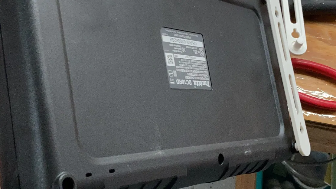 Giá treo sạc pin Makita DC18RD trên tường - Image 2